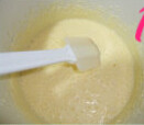 柠檬芝士蛋糕,把放凉的吉利丁片和柠檬汁溶液倒入奶油奶酪糊中，拌匀