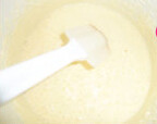 柠檬芝士蛋糕,分次加入糖，打至糖溶化，加入一个蛋黄，拌匀