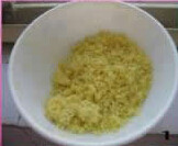 玛格丽特小饼,把蛋黄放在筛网上，用小勺按压成蛋黄细末备用