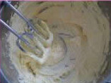 玛格丽特小饼,黄油软化后，加入糖粉和盐，用打蛋器打至颜色变浅，体积稍膨大即可