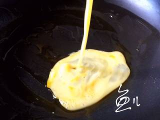 玉米虾仁蛋炒饭,锅中倒入橄榄油，倒入鸡蛋液