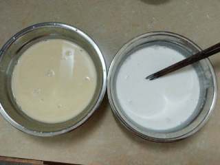 椰汁马蹄糕,把马蹄粉边放点水边和成粉团，然后平分成两半，分别放入糖浆和椰浆中搅匀