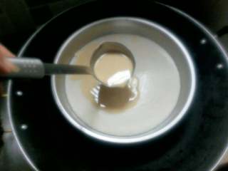 椰汁马蹄糕,再淋一层椰浆，注意一定要让下面一层熟了才可以淋下一层，不然就会小黄小白分不出来了！