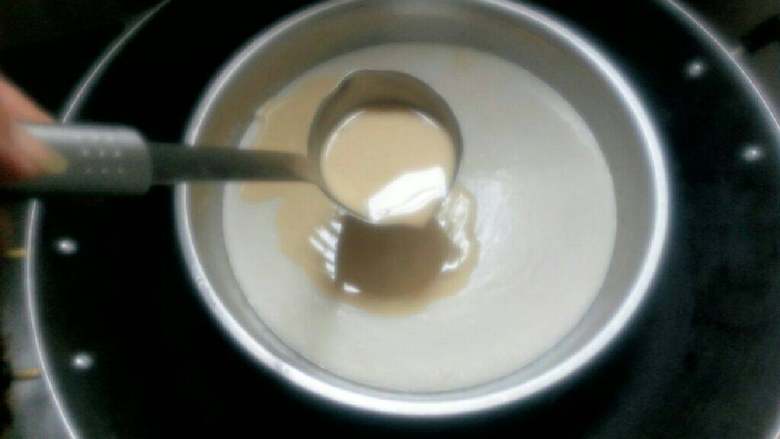 椰汁马蹄糕,再淋一层椰浆，注意一定要让下面一层熟了才可以淋下一层，不然就会小黄小白分不出来了！