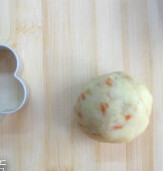 梅花土豆小饼,将土豆蓉和刚炒的碎丁混合后，揉成小圆球