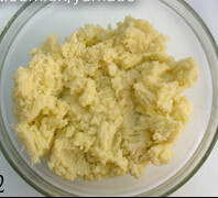 梅花土豆小饼,从微波炉中取出土豆片，稍凉会儿，用勺子压成土豆蓉