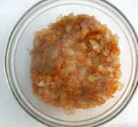 梅花土豆小饼,胡萝卜洋葱切丁，放锅中加入自己喜欢的调味料炒软，盛入碗中备用