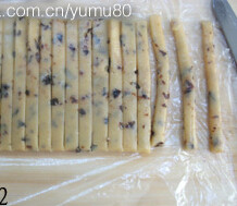蓝莓小饼干,剩下的边角料，重新揉成团，包在保鲜膜下，用擀面杖擀平，用刀切成小条条