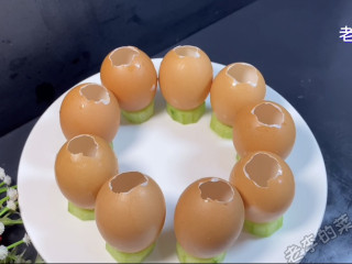 晶莹剔透的水晶鸡蛋制作教程,把鸡蛋壳摆盘。