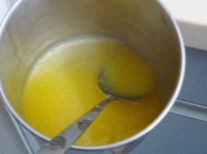 香橙戚风,橙汁酱汁：用橙汁80G化开玉米淀粉后加低聚果糖，中火加热至变浓稠