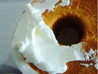 香橙戚风,淡奶油加糖1~2TS和香橙精油打至9分发后抹在蛋糕体上