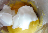 香橙戚风,分3次把蛋白加入蛋黄糊里，快速翻拌均匀