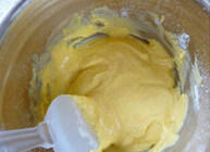 香橙戚风,加入提前过筛两次的粉类，切拌至无粉