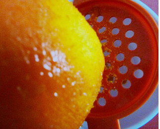 香橙戚风,挤出橙汁、磨好橙皮屑待用