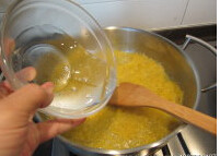 菠萝果酱,待汤汁明显减少时加入麦芽糖，继续熬煮