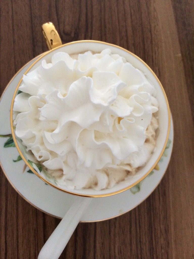 花式咖啡,如图喷奶油