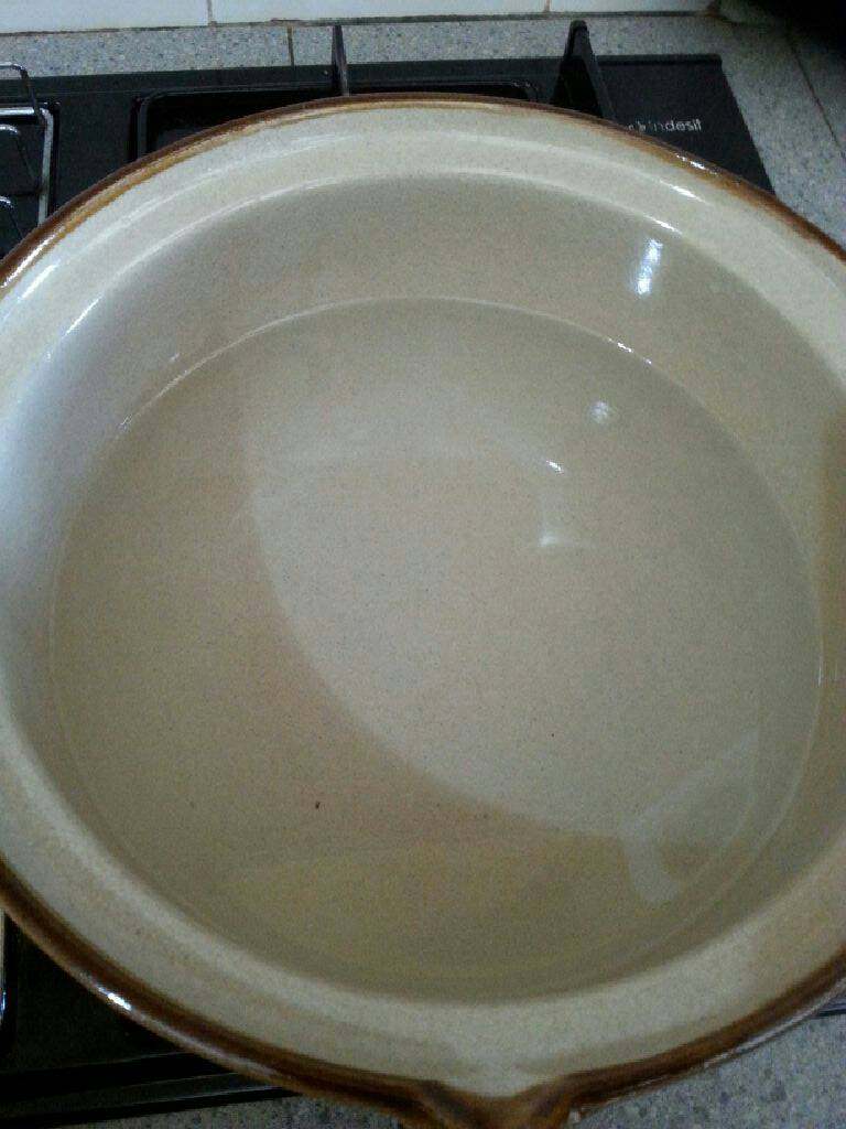 砂锅肉骨茶,砂锅加入1800毫升的水煮滾。