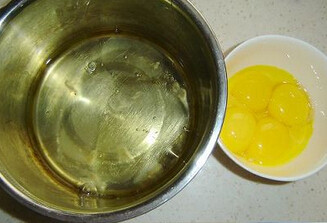 酒渍葡萄干戚风,将鸡蛋磕入无油无水的不锈钢盆中，分离蛋白与蛋黄
