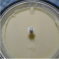 牛奶雪糕,盖上冰淇淋机的盖子，选择自动模式，放冰箱冷冻4个小时