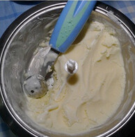 牛奶雪糕,将冰淇淋机从冰箱取出，打开机盖，在室温略回放一下，即可吃