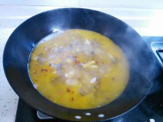 泡椒鲫鱼汤,炒香后加入半锅水，水开后中小火煮几分钟熬出泡椒味儿。