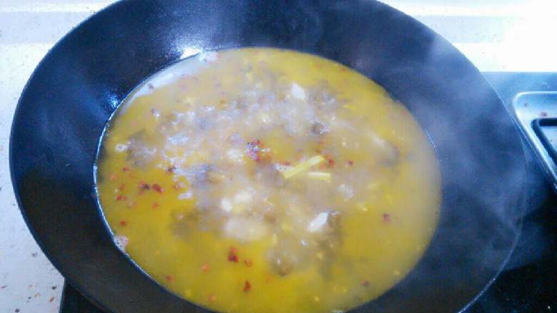 泡椒鲫鱼汤,炒香后加入半锅水，水开后中小火煮几分钟熬出泡椒味儿。
