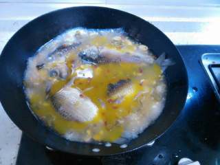 泡椒鲫鱼汤,中大火放入鲫鱼，盖上锅盖煮开后改小火慢熬。