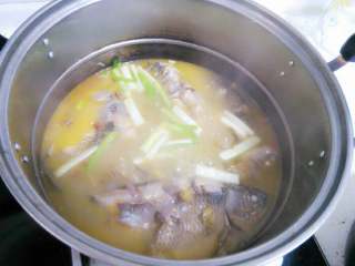 泡椒鲫鱼汤,汤变浓时，大约二十分钟左右，放入大葱段煮一两分钟，放点鸡精出锅。