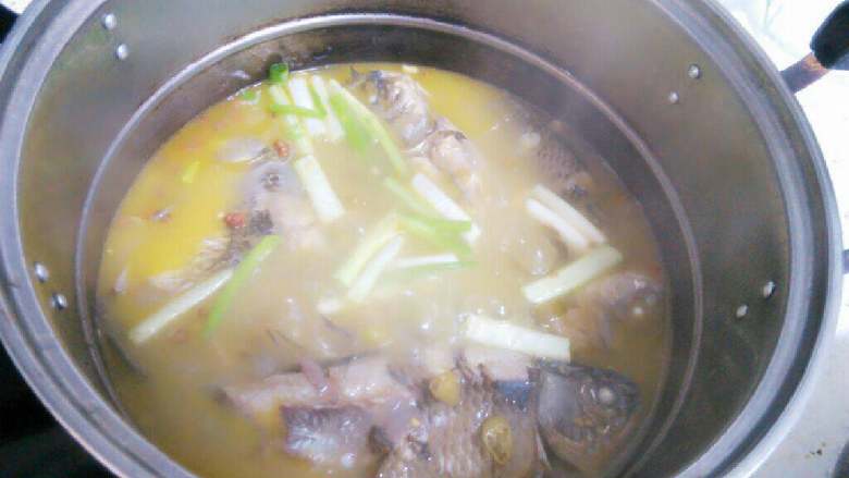 泡椒鲫鱼汤,汤变浓时，大约二十分钟左右，放入大葱段煮一两分钟，放点鸡精出锅。