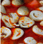冬阴功汤,加水，放入草菇同煮，加红咖喱酱到汤中，煮开后再放入大虾