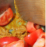 冬阴功汤,锅中加少许油把生姜、西红柿和冬阴功酱一起炒