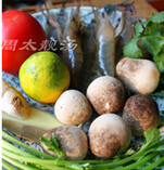 冬阴功汤,虾洗净开背抽出肠子，草菇对半切开，西红柿切块备用