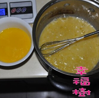 香酥蛋卷 ,鸡蛋+细砂糖搅拌均匀至砂糖融化，加入融化黄油搅拌均匀