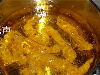 炸鸡柳,油烧至五六成热时，放入鸡柳小火微炸几分钟