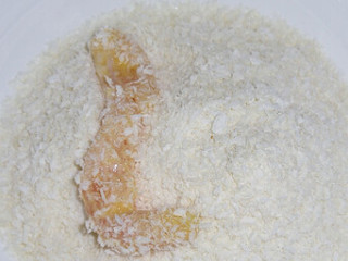 炸鸡柳,腌制好的鸡柳一次裹上生粉，蛋液，面包糠