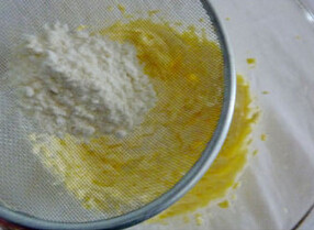 香酥曲奇,将低粉、粟粉、奶粉、混合过筛后分几次加入打发混合好了的黄油里，用刮刀充分拌匀