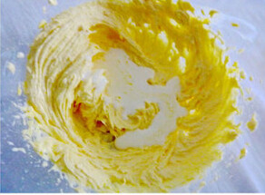 香酥曲奇,分3次将蛋黄和淡奶油加到黄油里，每次都用打蛋器将混合物充分混合再加下一次