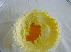 香酥曲奇,打蛋器低速把黄油打发至黄油颜色变白