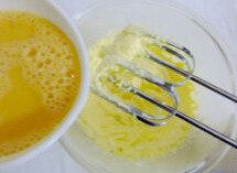 橙香蛋糕,全蛋打散后分次加入黄油中， 每次都打到蛋液被完全吸收后再继续倒入