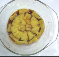 焦糖菠萝反转蛋糕,将熬好的焦糖倒入容器中，在焦糖上铺上菠萝块