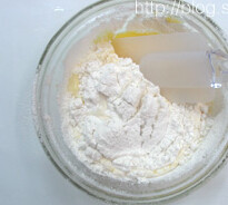焦糖菠萝反转蛋糕,蛋黄中依次加油、加奶、加过筛的面粉。搅拌均匀