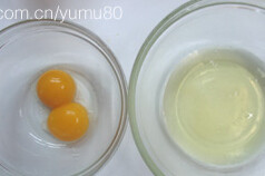 提子卷蛋糕,蛋黄和蛋清分别打入两只碗中，蛋白打发备用