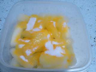 橙味冬瓜,倒入容器，加入几勺橙味果珍粉，再搅拌均匀。