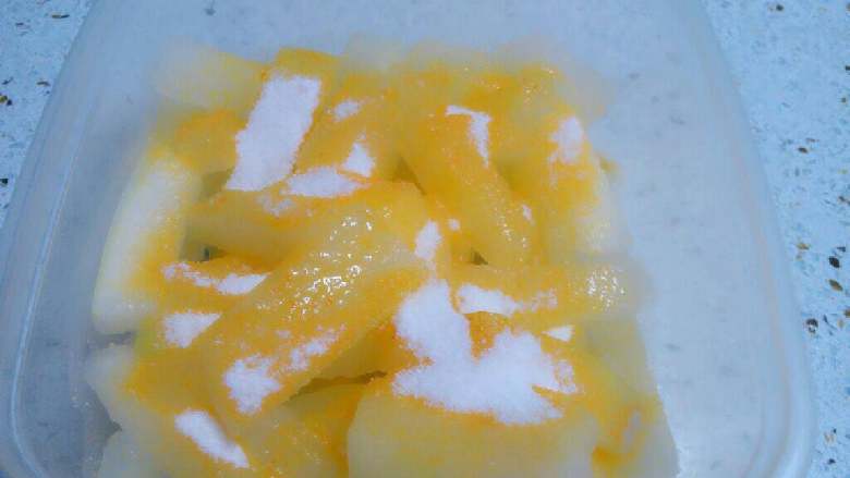 橙味冬瓜,倒入容器，加入几勺橙味果珍粉，再搅拌均匀。