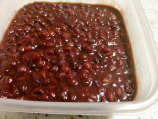 蜜红豆^红豆沙,装入保鲜盒冷却后放冰箱冷藏。