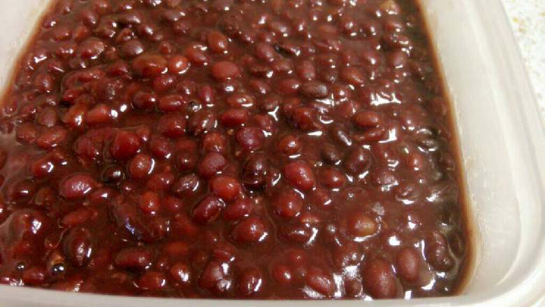 蜜红豆^红豆沙,装入保鲜盒冷却后放冰箱冷藏。