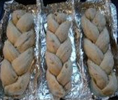 杂粮辫子面包,分成9块面团，滚圆松弛15分钟，整形成三个辫子包放进烤盘