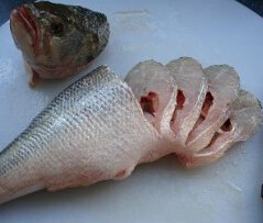 清蒸鱼,从鱼背部开始下刀切成1cm宽的薄片，鱼肚部分的鱼肉相连，一直切至鱼尾