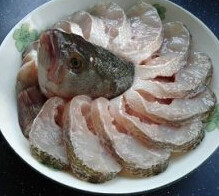 清蒸鱼,鱼盘放入葱和姜片,再将鲈鱼肉展开排放在盘中，撒入盐和料酒调味,放入冰箱冷藏一夜