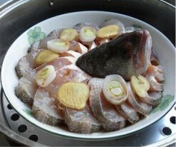 清蒸鱼,上锅蒸前,在鱼上撒两勺酱油,再摆上生姜片和香葱，放入蒸锅中，大火蒸6分钟